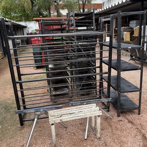 Estantería Industrial Metálica con Bandejas y Trípodes - imagen 2