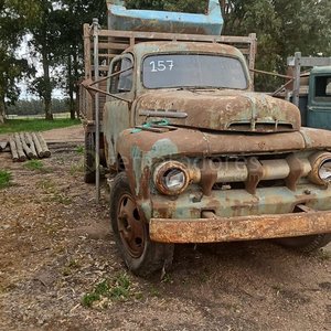 Camión Antiguo Ford F-Series con Volquete - imagen 2