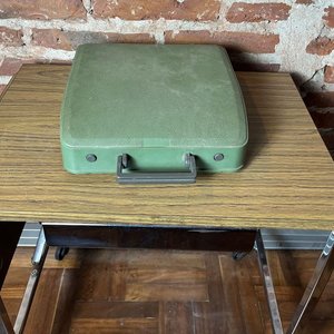 Máquina de Escribir Olivetti Lettera 82 Vintage con Estuche - imagen 4