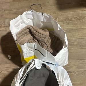 Lote anterior: Dos Bolsas con Ropa de Abrigo