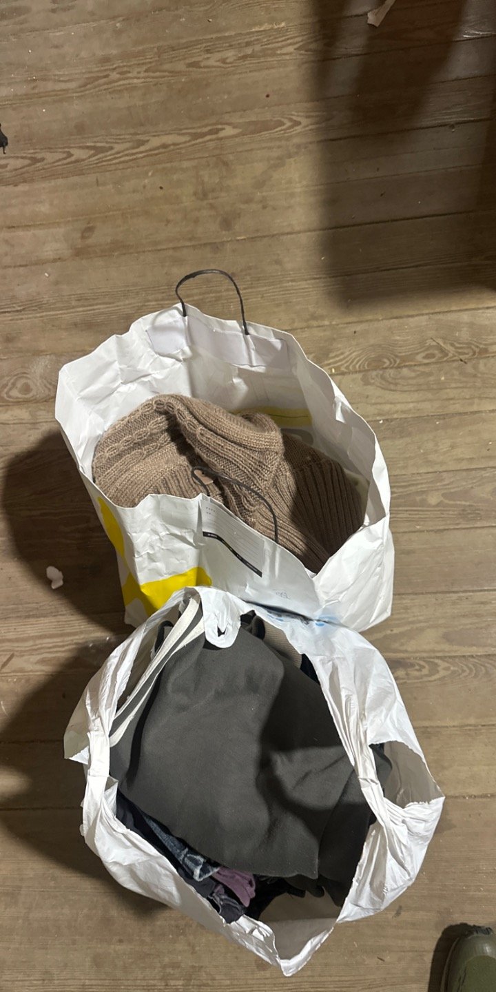 Dos Bolsas con Ropa de Abrigo
