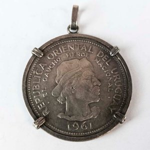 Moneda de Plata Uruguaya 10 Pesos 1961 Gaucho Engarzada - imagen 1