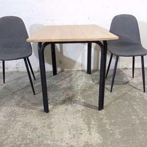 Juego de Comedor: Mesa de Madera Clara con Patas de Metal y 2 Sillas Grises - imagen 4