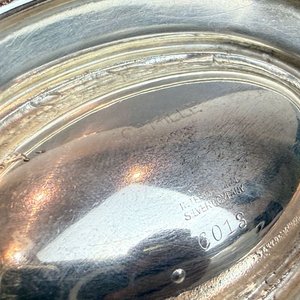 Salsera de Metal Plateado con Plato y Marca "International Silver Company" - imagen 4
