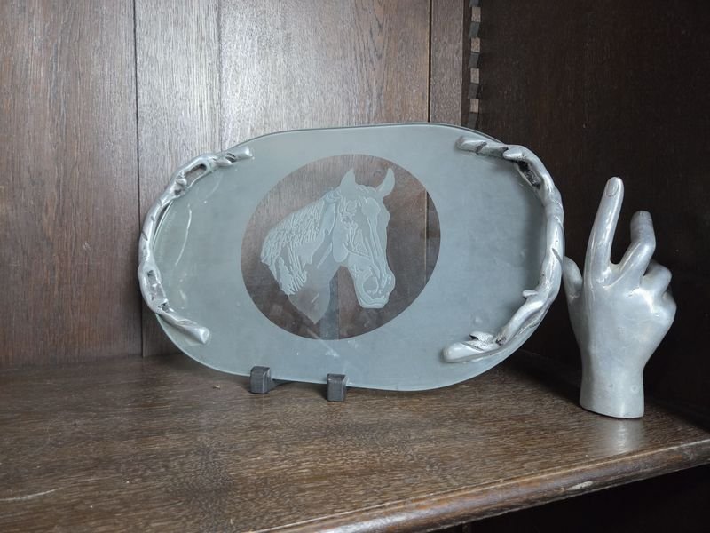Lote anterior: Bandeja con diseño de caballo en vidrio y peltre