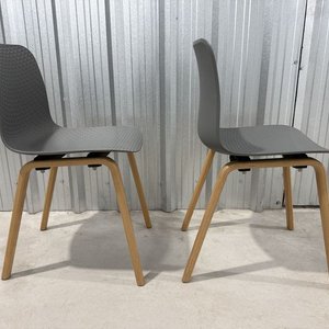 Juego de 2 Sillas de Plástico Gris con Patas de Madera Clara - imagen 7