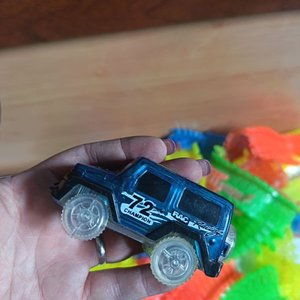 Pista de Carreras con Coche de Juguete Luminoso - imagen 4