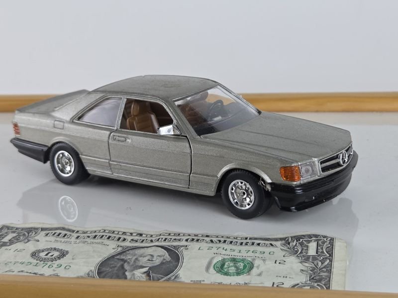 Modelo de coche Mercedes Burago escala 1-26 - imagen 2
