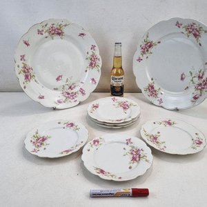 Lote siguiente: Juego de 8 Platos de Loza Antigua Austriaca MZ Austria con Flores y Bordes Dorados