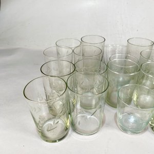 Lote de 24 Vasos Hialinos con Grabados Florales - imagen 4