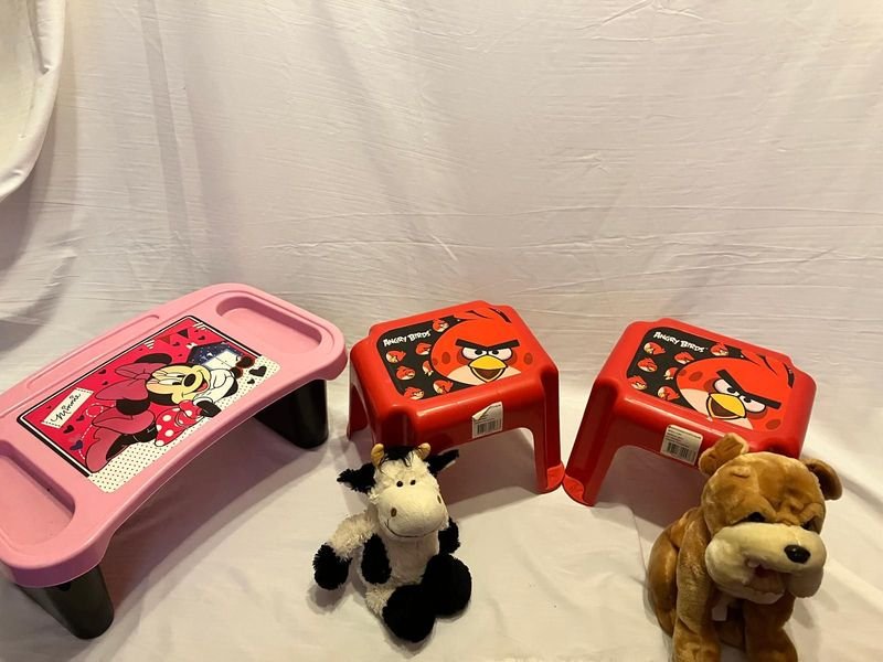 Mesa Auxiliar Minnie Mouse y Banquitos Angry Birds con Peluches
