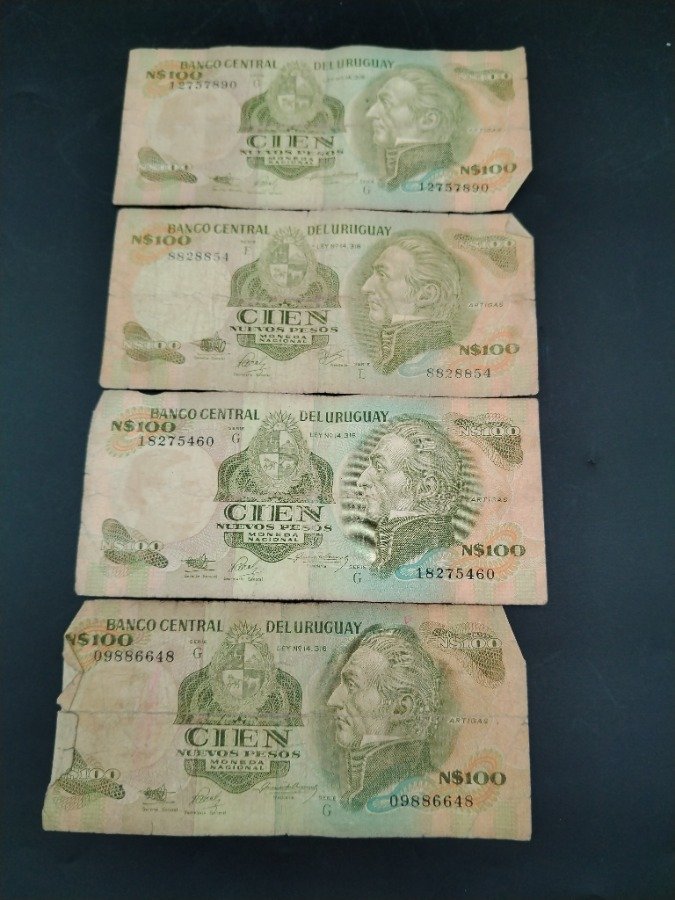 4 Billetes de 100 Nuevos Pesos Uruguayos