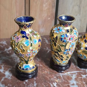 Lote de 5 Pequeños Floreros Esmaltados con Base de Madera - imagen 3