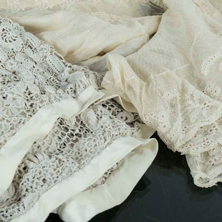 Prendas de encaje blanco antiguas - imagen 2