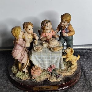 Figura "Cassinelli" de Niños en Mesa con Torta y Perro, Base de Madera - imagen 6