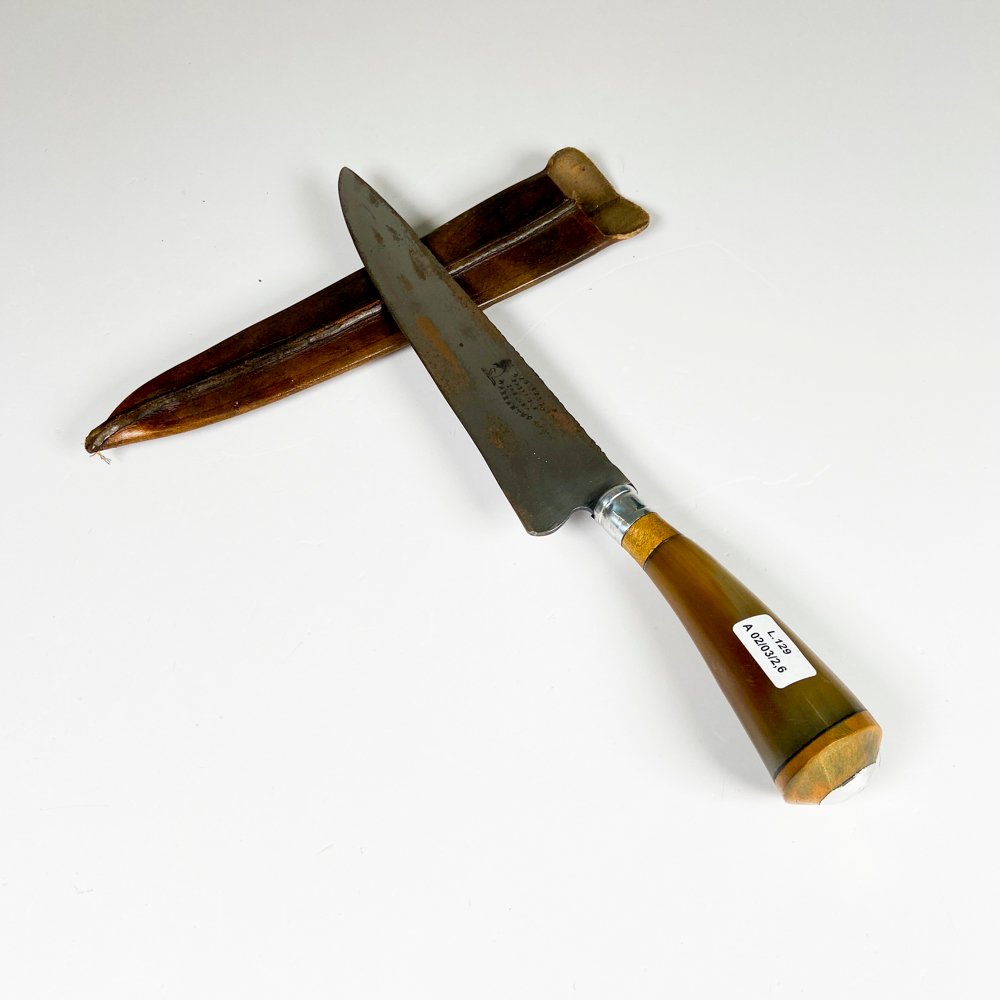 Lote anterior: Cuchillo hoja de acero con cabo guampa y vaina