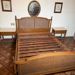 Cama de 2 Plazas Estilo Luis XVI con Respaldo y Piecera Esterillados - imagen 1