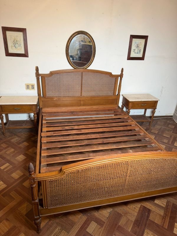 Cama de 2 Plazas Estilo Luis XVI con Respaldo y Piecera Esterillados