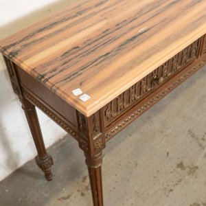 Mesa de Arrimo Estilo Luis XVI con Tapa de Mármol y Tres Cajones Tallados - imagen 2