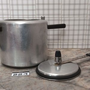 Olla a Presión Antigua de Aluminio - Capacidad Aprox. 5 Litros - imagen 2