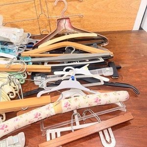 Lote de 72 Perchas de Plástico y Madera de Varios Modelos - imagen 2