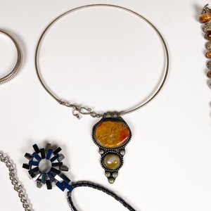 Lote de 5 Piezas de Bisutería: Collares y Pulsera con Piedras y Metal - imagen 3