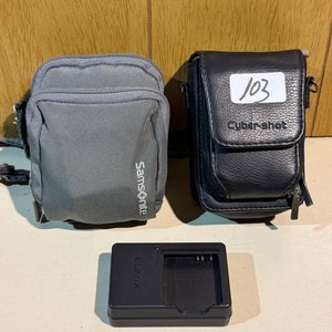 Lote siguiente: Dos Cámaras Digitales Sony Cyber-shot con Estuches y Accesorios
