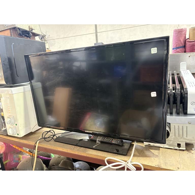 Lote siguiente: TV Samsung 32" con control, se vende a la vista
