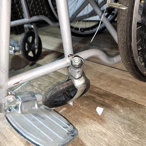 Silla de Ruedas Plegable con Inodoro y Detalle - imagen 6