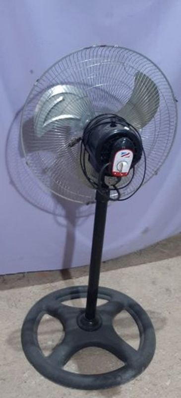 Ventilador de pie AKITA en buen estado - imagen 2