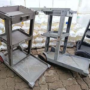 4 Carros Auxiliares de Limpieza de tres Estantantes con ruedas - Se venden a la Vista con Faltantes y Detalles de Uso - Ideal para repuesto - imagen 3