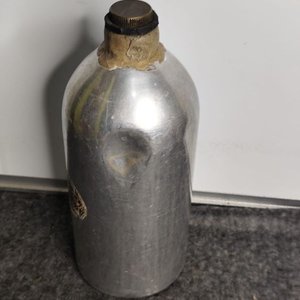 Porrón de Aluminio Sellado con Etiqueta y Tapa de Bronce - imagen 2