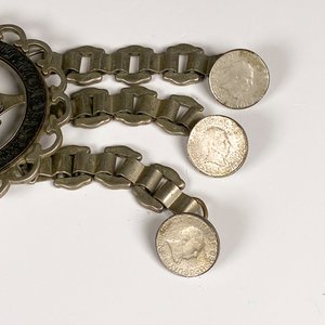Rastra de Metal con Escudo Oriental y Monedas - imagen 5