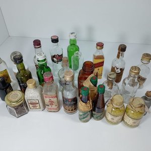 Lote anterior: Lote de Botellas Miniatura Vintage de Licores y Bebidas Varias