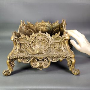 Cachepot de Bronce Macizo con Detalles Ornamentales - imagen 10
