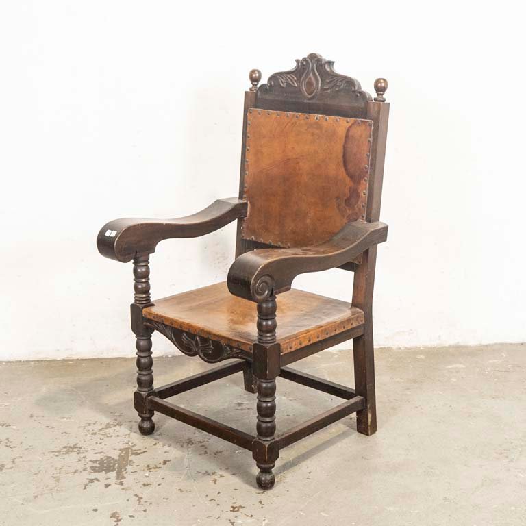 Lote siguiente: Sillón con frente tallado y detalles en la madera