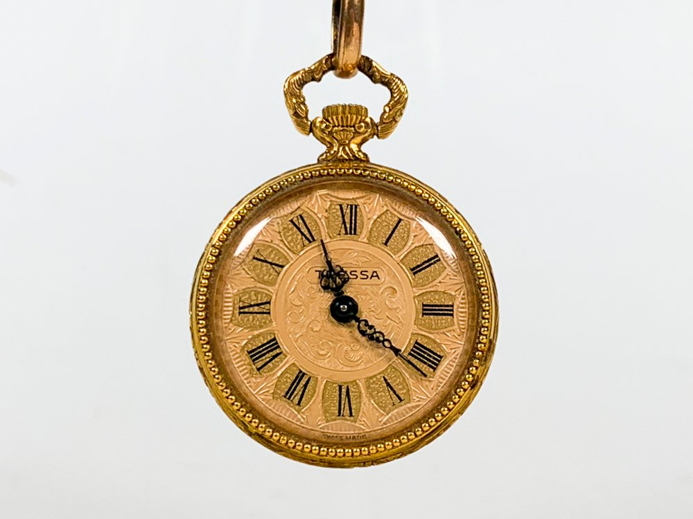 Reloj dorado con esfera y números en metal - imagen 2