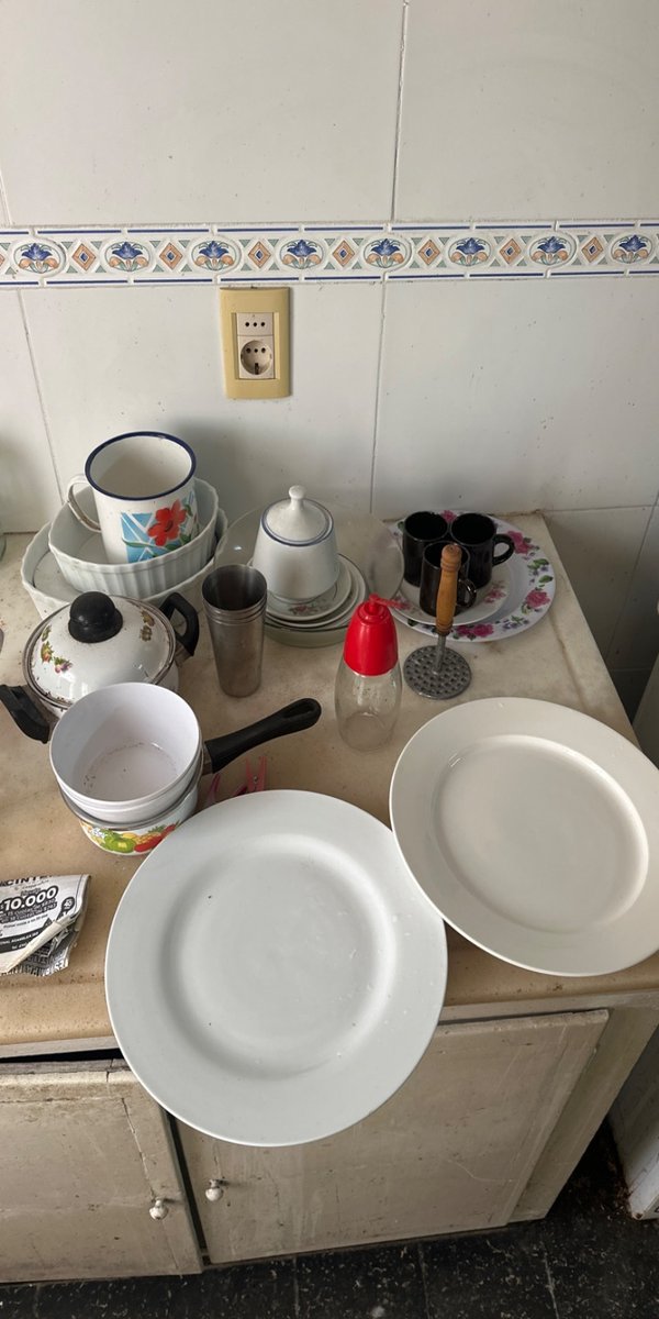 Varios Utensilios de Cocina y Vajilla