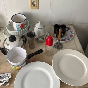 Lote siguiente: Varios Utensilios de Cocina y Vajilla