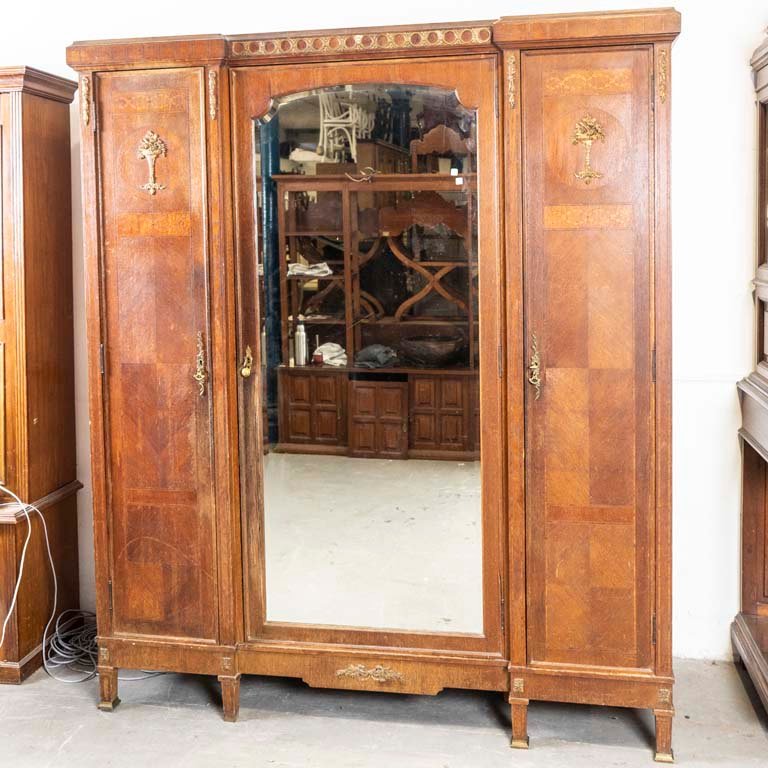 Lote siguiente: Ropero inglés con apliques de bronceria y marqueterie