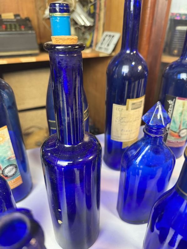Colección de botellas y vasos de vidrio azul - imagen 12