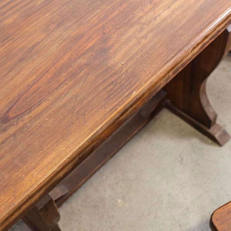 Muebles rústicos de pino: mesa y tres banquetas - imagen 3