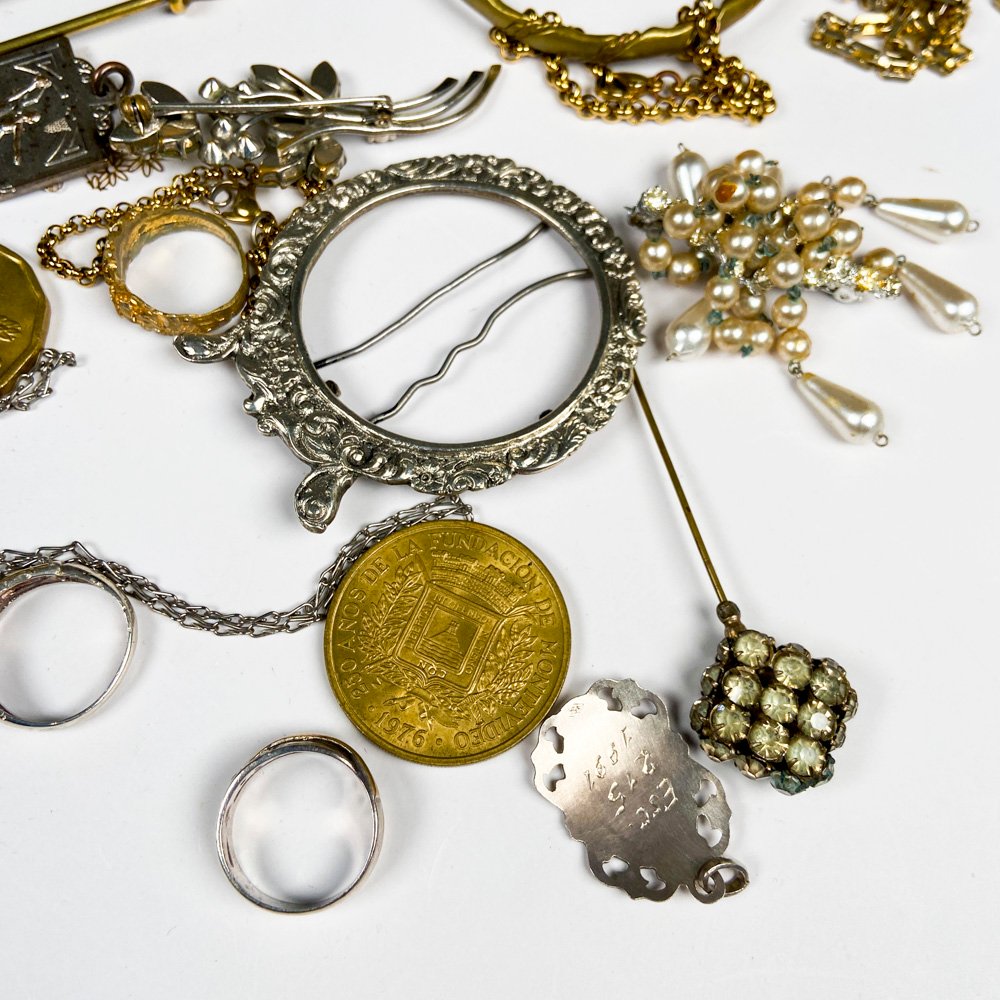 Colección de joyería con collares, monedas y accesorios - imagen 2