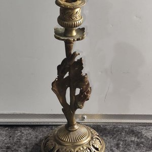 Portavelas de Bronce con Diseño Floral y Base Ornamentada - imagen 4