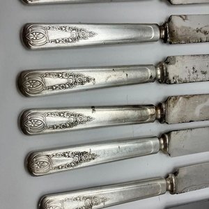 Lote de Cubiertos Antiguos: 6 Tenedores y 8 Cuchillos de Mesa - imagen 6