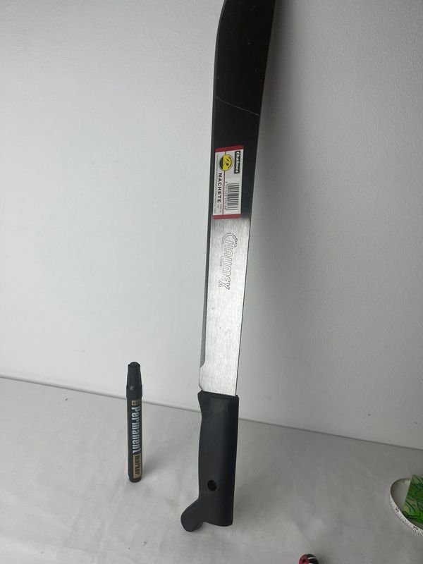 Machete con mango negro y hoja de metal - imagen 2