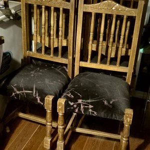 Juego de 6 Sillas de Madera Torneada y Tallada con Tapizado Negro - imagen 4