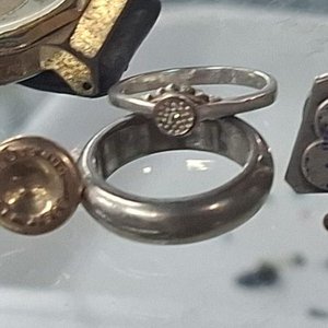 Lote de Joyería y Accesorios: Reloj, Anillos, Pin FIFA y Más - imagen 3