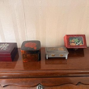 Lote siguiente: Conjunto de Cajas Decorativas Pequeñas de Madera y Plata