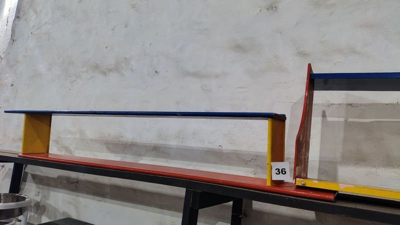 Lote siguiente: Estanterías de madera pintadas para almacenamiento